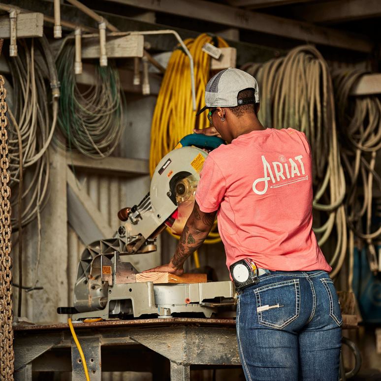 RJ66P3083 t-shirt graphique d'ouvrier de barres d'armature Ariat hauts baie de thé femmes